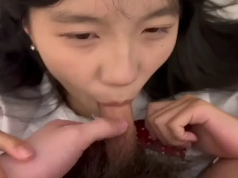 Em loli dễ thương liếm dương vật biến em thành con đào nứng lồn p2